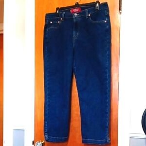 Levi's Classic Slim Stretch Sz.14 MIS.Denim Capris. 24"L. W-33".Rise 10.5"EUC!